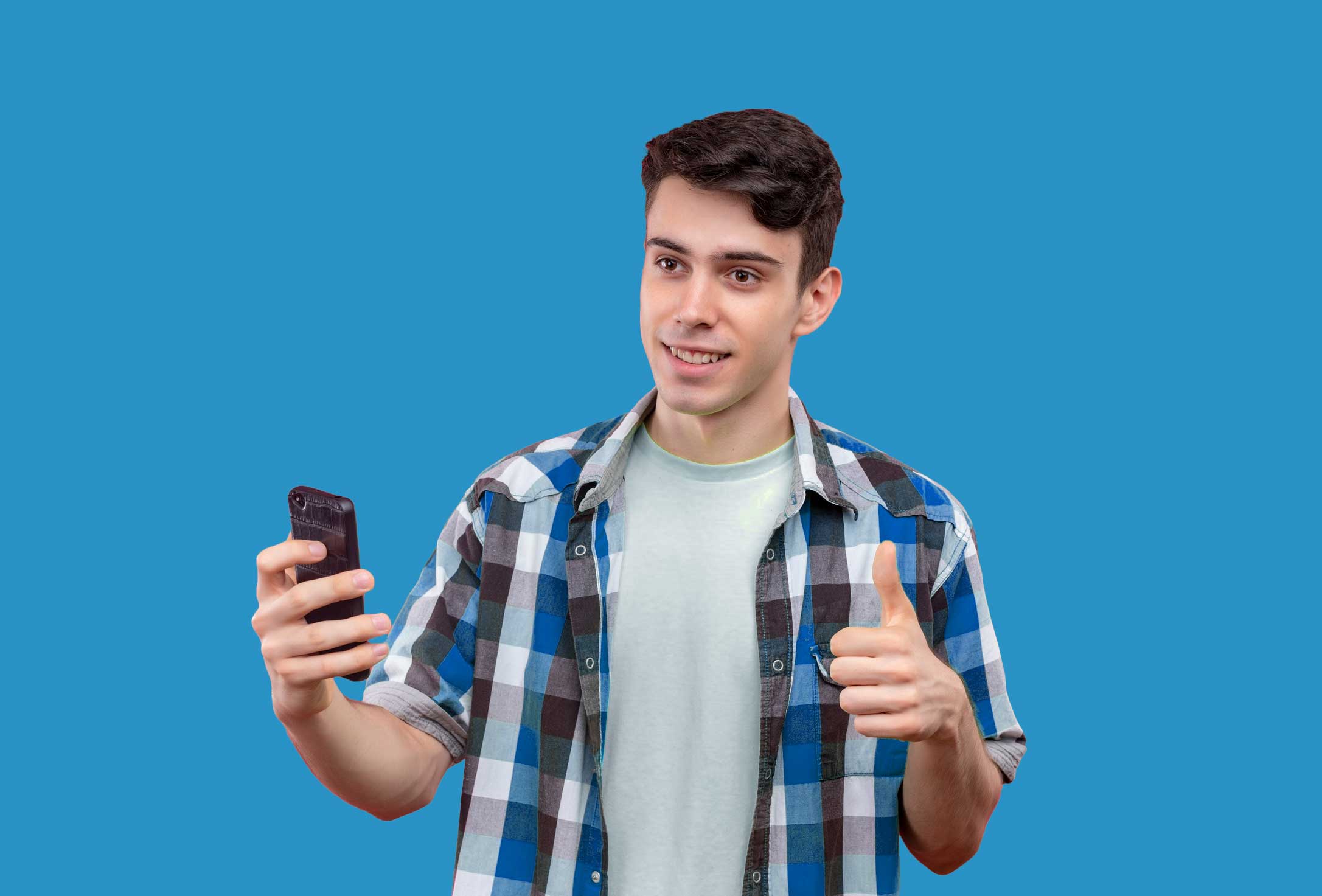 Estudiante usando Buki en su smartphone